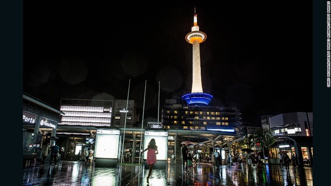 Tháp Kyoto lung linh về đêm, một trong những điểm đến yêu thích của khách du lịch. Travel & Leisure bình chọn Kyoto là thành phố tốt nhất thế giới năm 2015. Số lượng du khách đến Kyoto hằng năm liên tục tăng. Thành phố đặt mục tiêu đạt 3 triệu du khách nước ngoài với số tiền chi tiêu 12 tỷ USD vào thời điểm thế vận hội Olympics diễn ra tại Nhật Bản năm 2020.